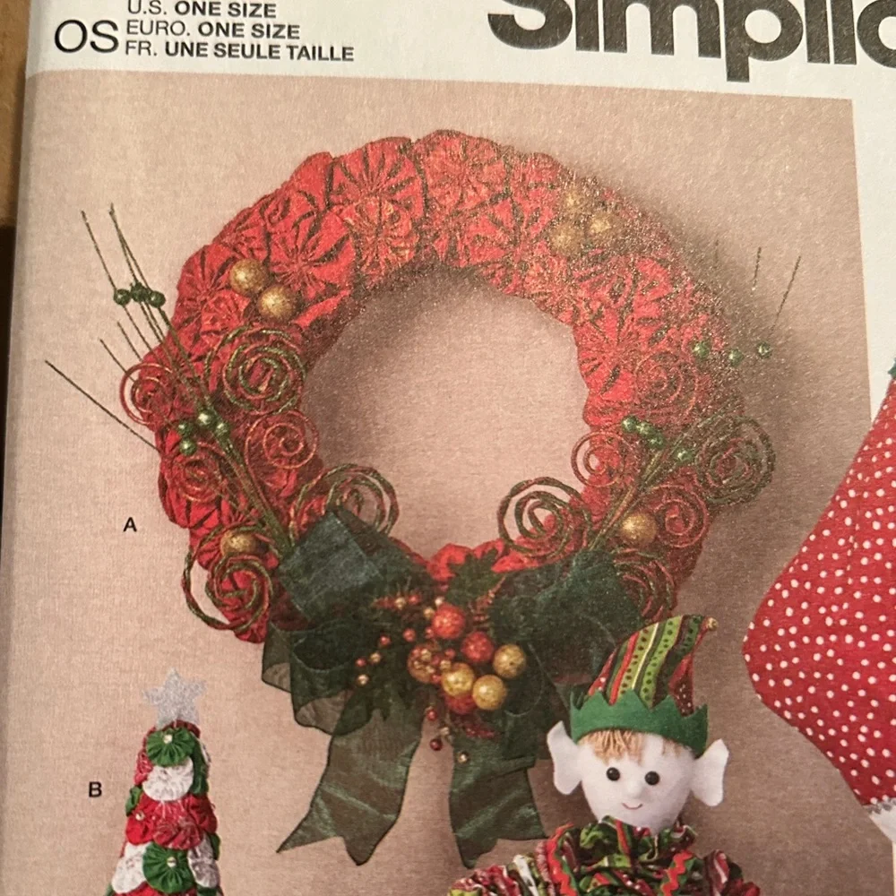 Simplicity Festive Wreath Kit with Red & Green Accents New Uncut Factory Folded